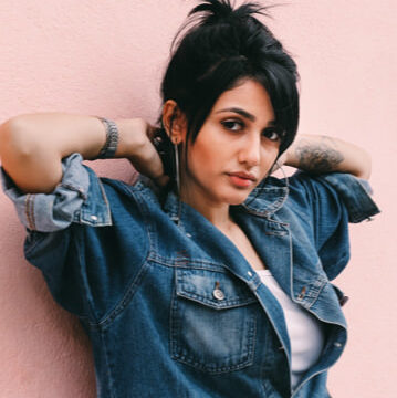 d03-Img-Girl-Jeans.jpg